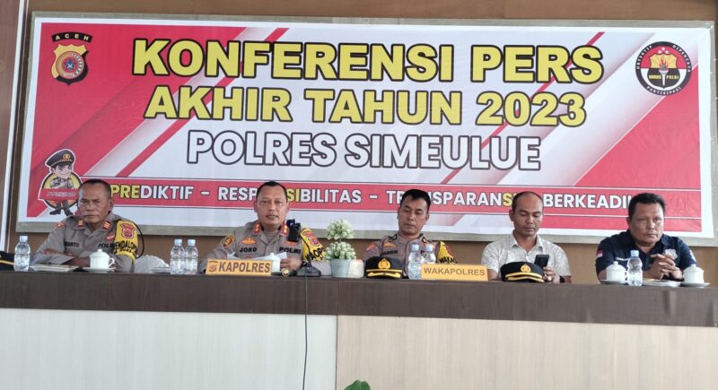 Kapolres Simeulue bersama jajaranya dalam Konferensi Pers akhir tahun 2023