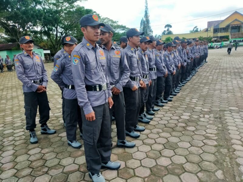 Satlinmas Simeulue saat berbaris di lapangan Pendopo Bupati Simeulue