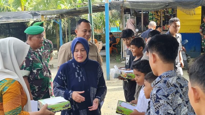 Danrem 012 Teuku Umar, Kolonel Inf Deni Gunawan bersama istri menyantuni anak yatim di Simeulue