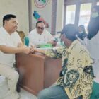 Foto: Dokter Rahmat didampingi Pj Bupati Reza Fahlevi sedang memeriksa pasien di Pendopo Bupati Simeulue