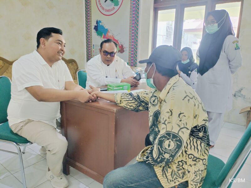 Foto: Dokter Rahmat didampingi Pj Bupati Reza Fahlevi sedang memeriksa pasien di Pendopo Bupati Simeulue