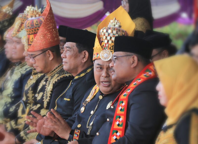 Foto Reza Fahlevi sedang curhat kepada Safrizal Pj Gubernur Aceh 