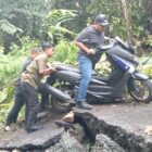 Pj Bupati Simeulue Reza Fahlevi kendarai sepeda motor warga lewati jalan rusak